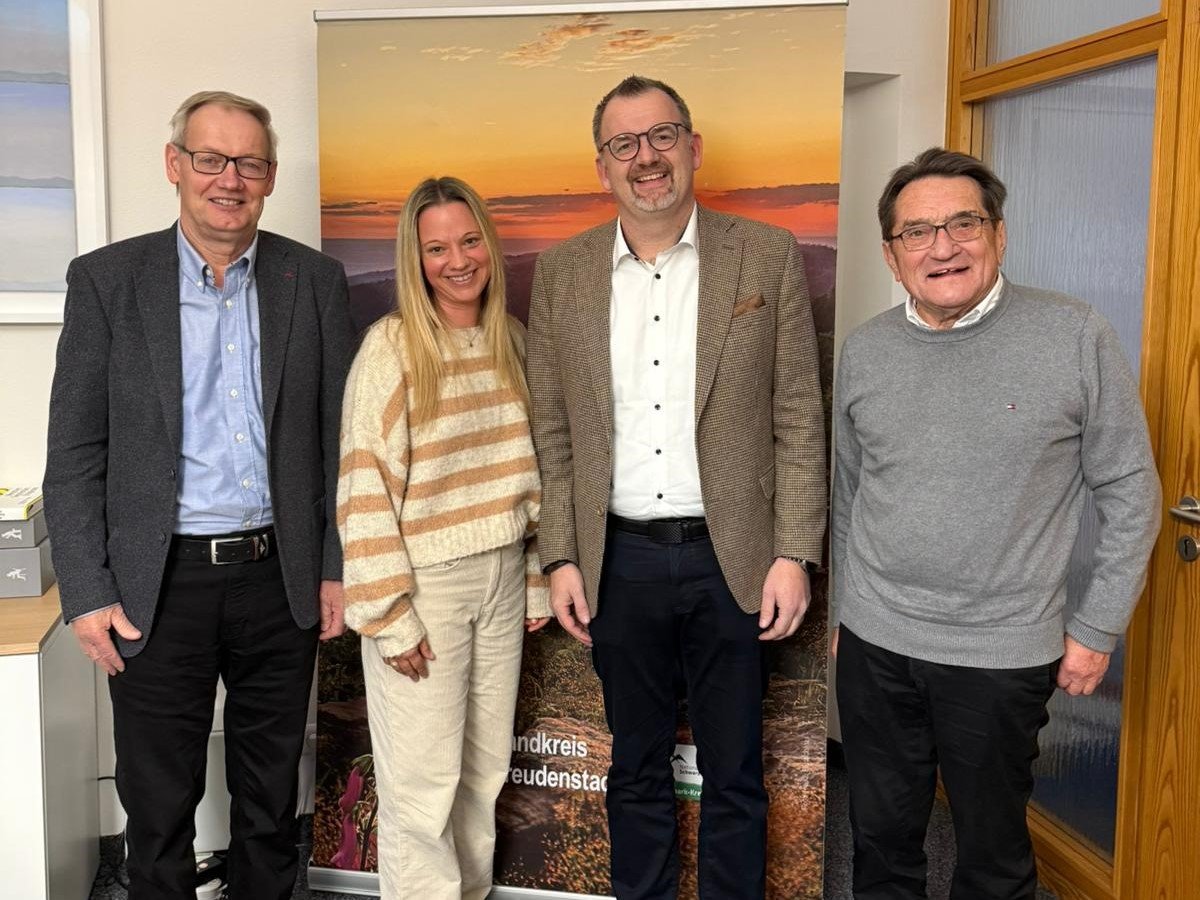 Landrat Andreas Junt mit den drei Initiatoren der Unterschriftenaktion für die Geriatrische Reha Horb