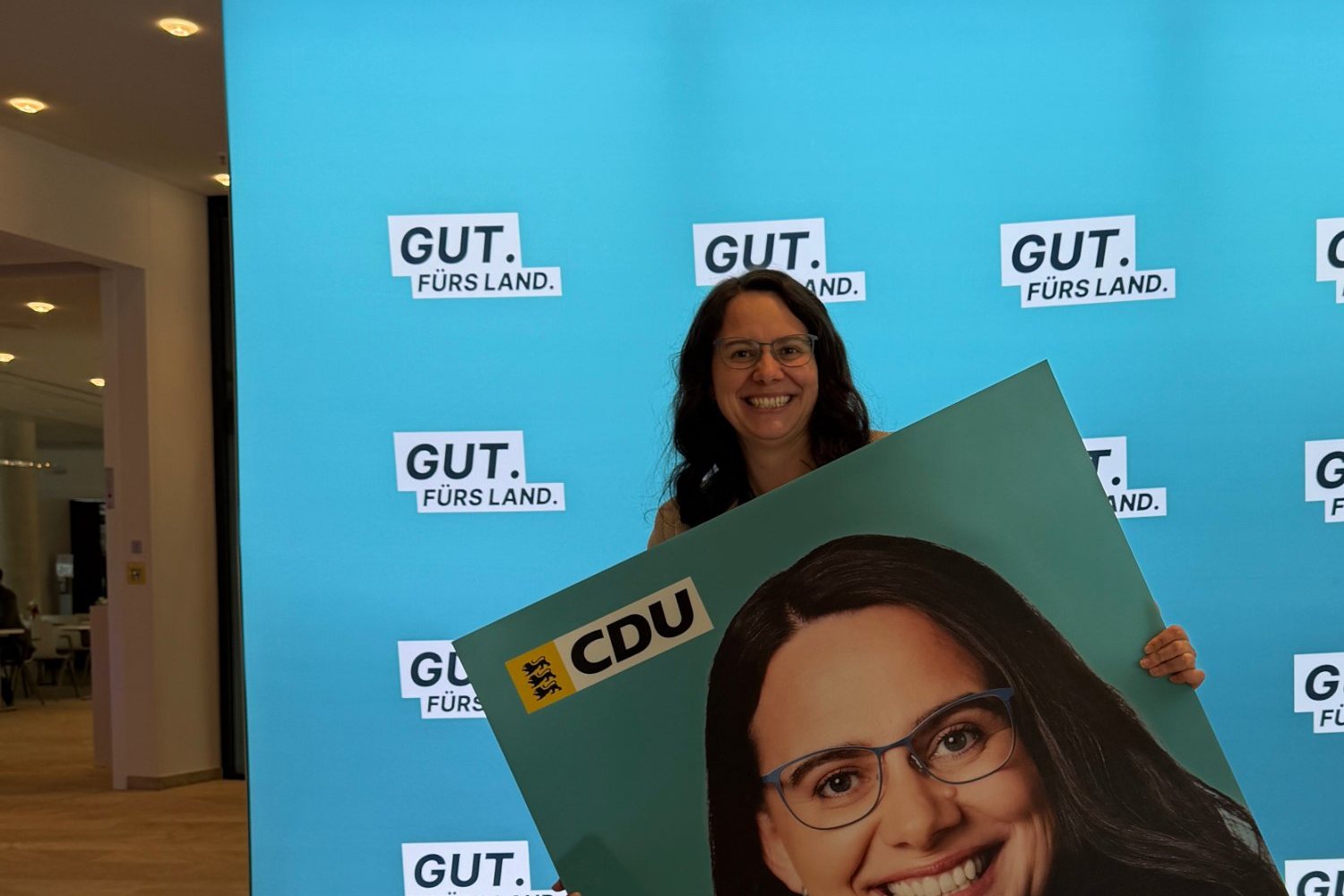 Wahlplakat von Katrin Schindele vor einer CDU-Wand mit dem Slogan „Gut. Fürs Land.“