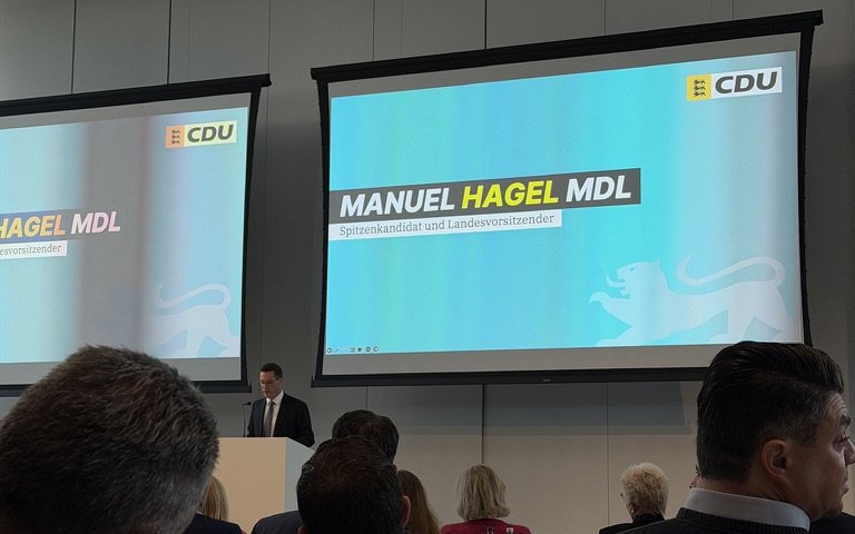 Manuel Hagel spricht auf der Konferenz in Stuttgart, auf den Leinwänden: Spitzenkandidat und Landesvorsitzender