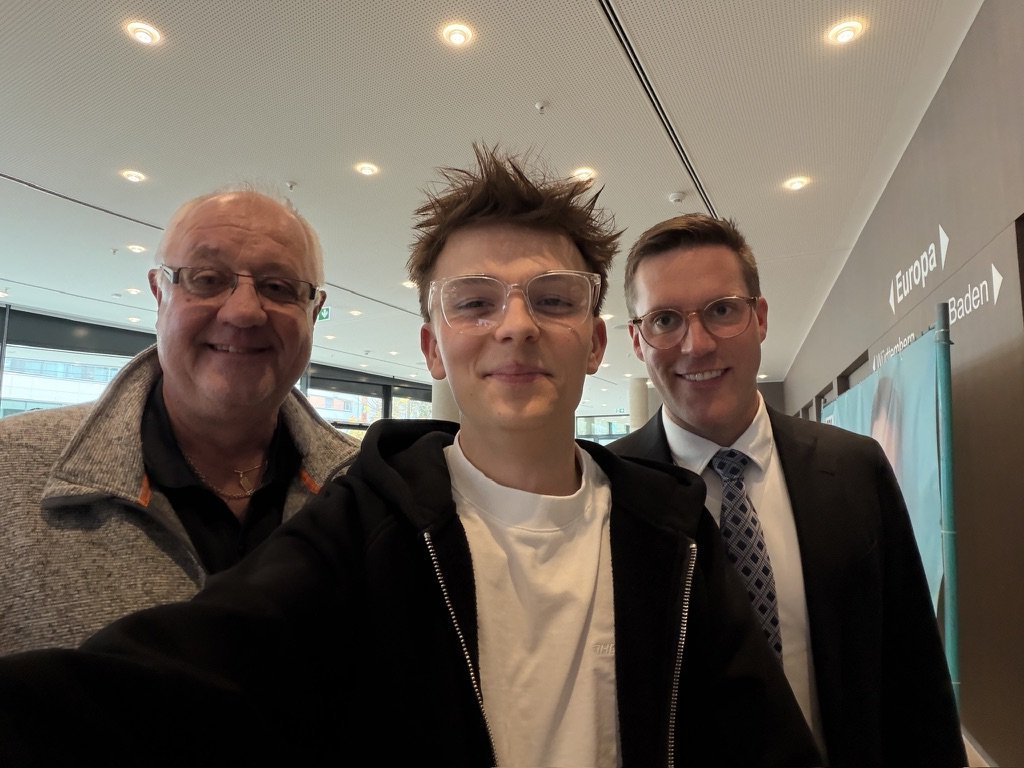 Selfie von Maximilian Peters mit zwei Teilnehmern der Konferenz in Stuttgart