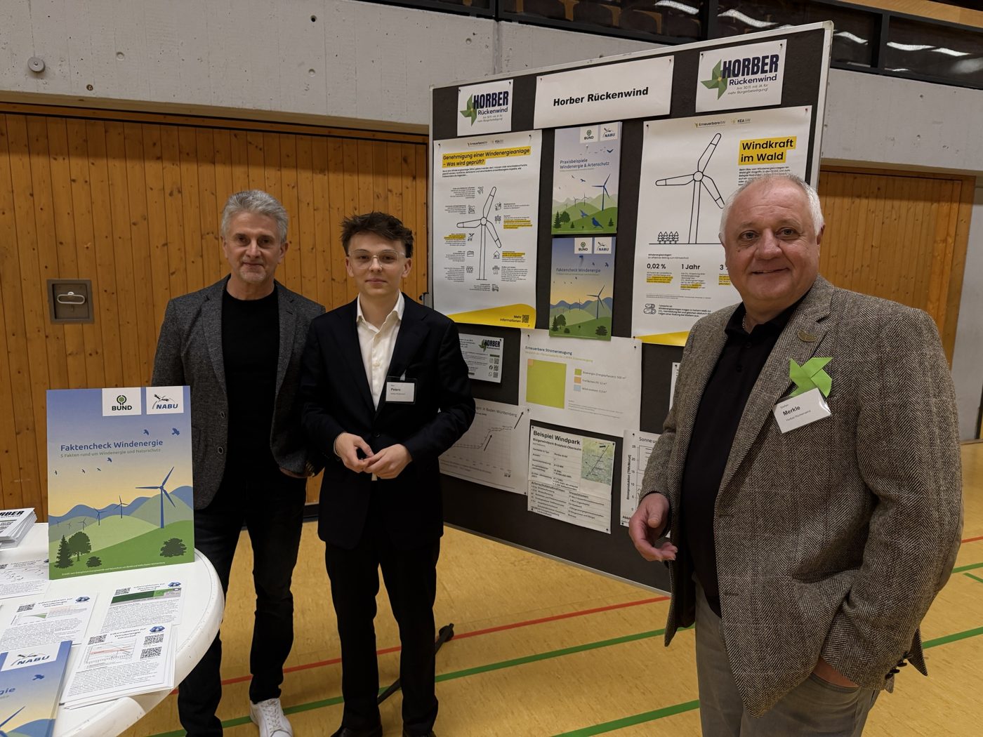 Michael König, Max Peters und Stefan Merkle am Stand von Horber Rückenwind beim Infoabend in der Hohenberghalle